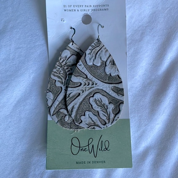 Sterling silver & genuine leather earrings - Picture 1 of 6